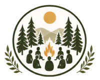 Menschen um ein Lagerfeuer, umgeben von Wald und Sonne